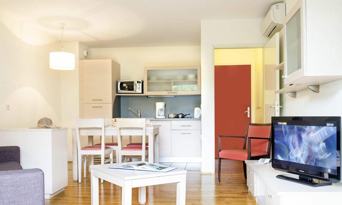 Divonne-les-Bains Wohnung | Herrliche Wohnung mit Pool, Klimaanlage, Whirlpool, W-LAN, TV, Balkon, Haustiere erlaubt, Parkplatz
