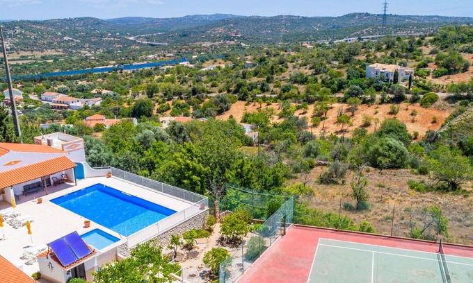 Mem Moniz Haus | Wohnung in einem Ferienhaus mit W-LAN, Klimaanlage, Pool, TV, Terrasse, Panoramablick, Parkplatz
