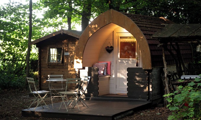 Burghclere Wohnmobilvermietung | Cosy Bluebelle Glamping pod in a secluded woodland clearing