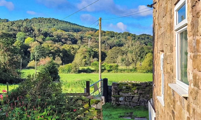 Crich Hütte | Cosy, clean, sleeping three in a kingsize bed and single in a separate room.
