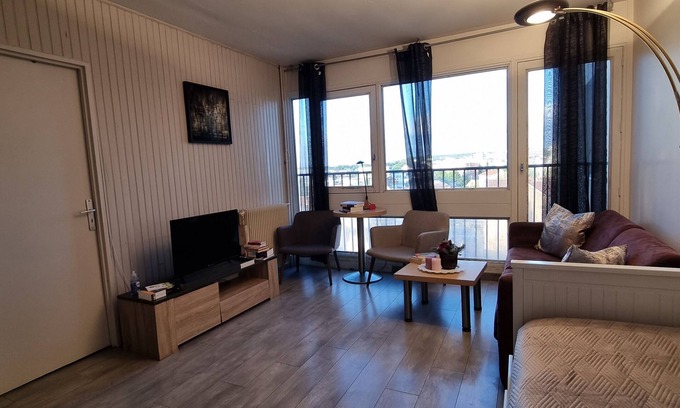 Livry-Gargan Wohnung | Cosy F1 apartment near Stade de France, Paris and Disneyland