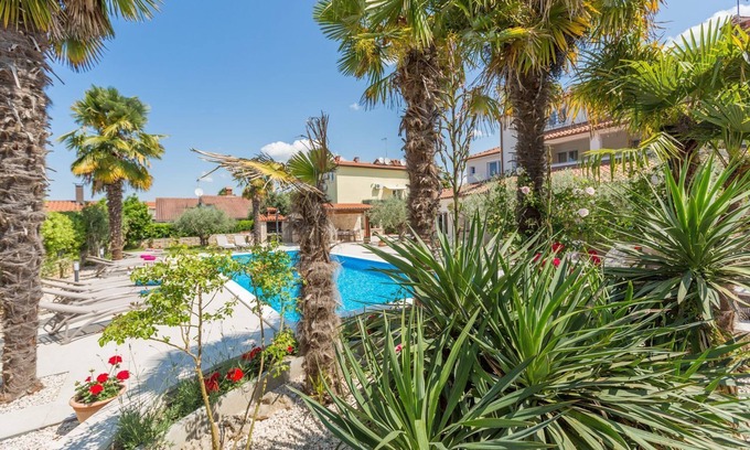 Mali Maj Wohnung | Lauschiges Apartment mit 60m2 Pool, Babybett, Waschmaschine, Grillbereich - nur 800 Meter zum Strand