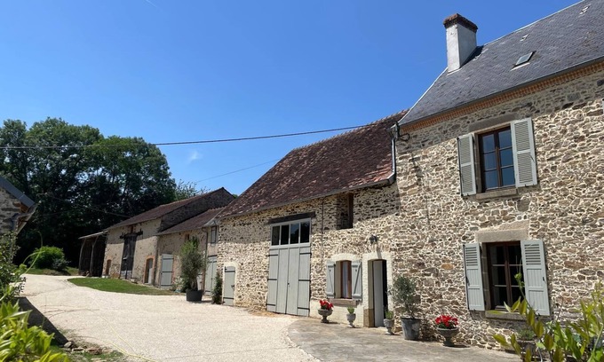 La Chatre-Langlin Hütte | Cosy Gite, Private Pool, meadow and riverside fishing.