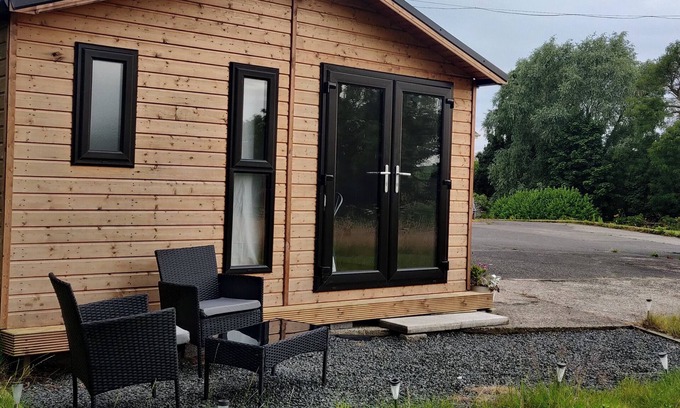 Comber Kabine | Cosy Log Cabin - views of Scrabo Tower