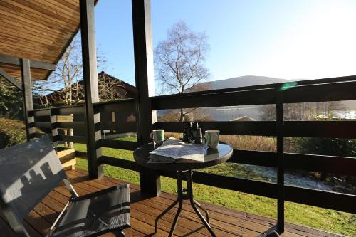 Lochearnhead Haus | Cosy Modern Nordic Lodge w/Loch View & Log Burner
