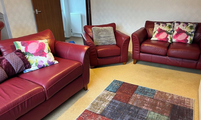 Tea Green Haus | Cosy Secure Clean House with Parking near Luton Airport