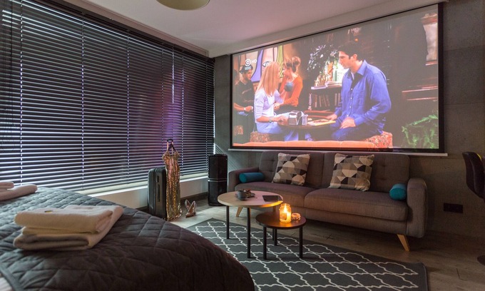 Wesola Wohnung | Cosy Studio Apt with AirCon and Balcony. Projector with huge screen.City Center