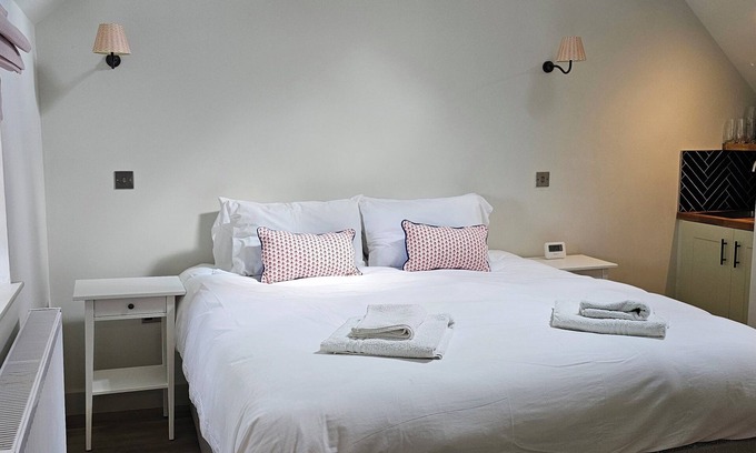 New Forest District Kabine | Cosy, stylish suite by the river, nestled on the edge of the New Forest.