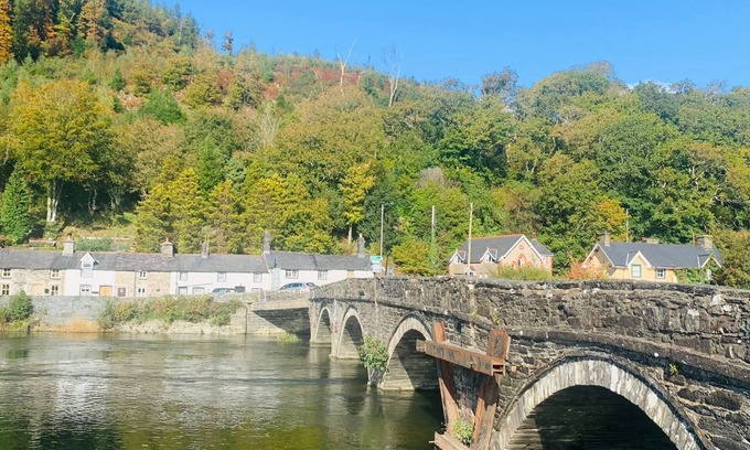 Machynlleth Hütte | Cottage in beautiful Welsh valley setting, 3 bedroom, outside space
