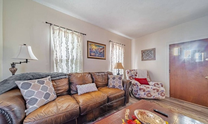 Cuyahoga Falls Hütte | cottage in the falls · Cottage in the Falls, 2 b, 2 bath, fireplace