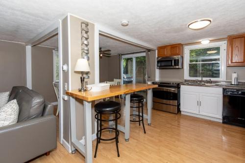 Huron Haus | Cottage Near Cedar Point & Beach