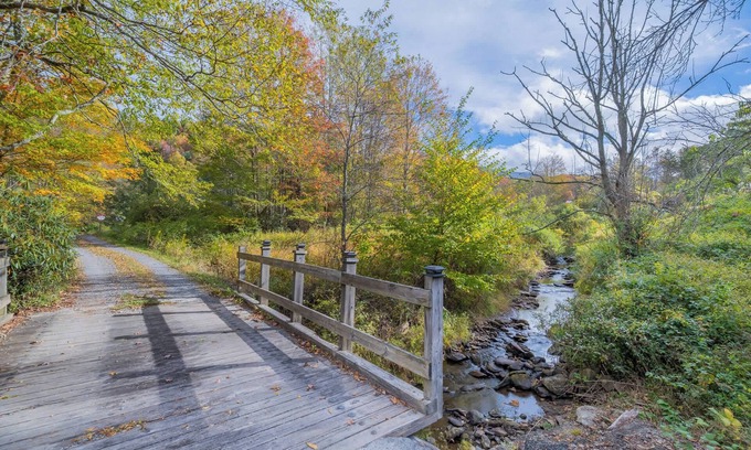 Damascus Haus | Cottage on Creeper Trail with Wide Open Acreage