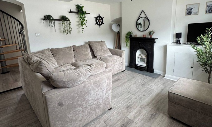 Middlewich Haus | Cottage - Sleeps 4 - Pets Ok - Garden - Parking