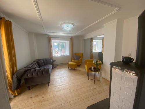 Lupburg Haus | Cottage Sleeps 6 with Parking