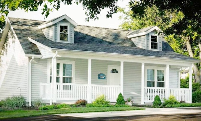 Berlin Hütte | Cottage with jacuzzi, Downtown Berlin Ohio