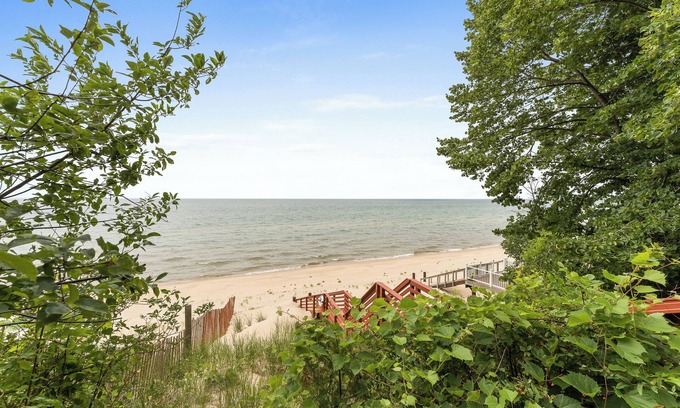 West Olive Haus | Cottage with Private Lake Access! Short distance to town