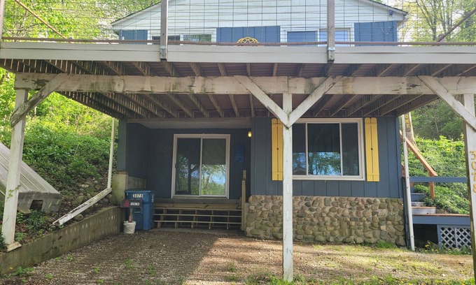 Kendall Hütte | Country cottage, Baseline Lake . Come fish, kayak or enjoy a camp fire.