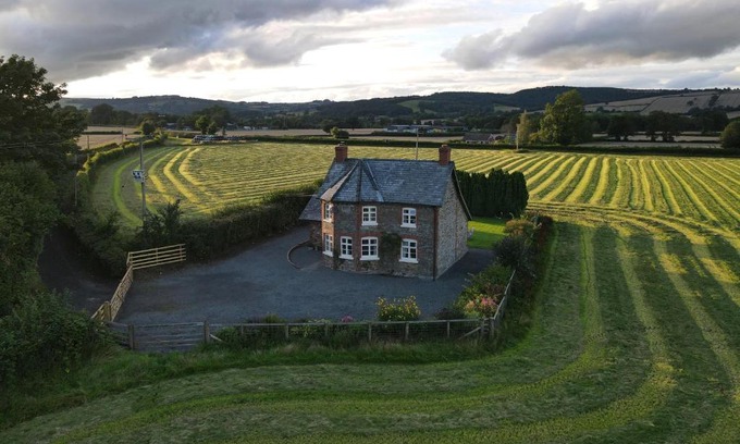 Presteigne Haus | Country Cottage with Far Reaching Views