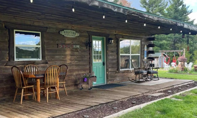 Merrillan Kabine | Country Creek Retreat: cozy 2-bedroom cabin with AC, WiFi, & forested privacy