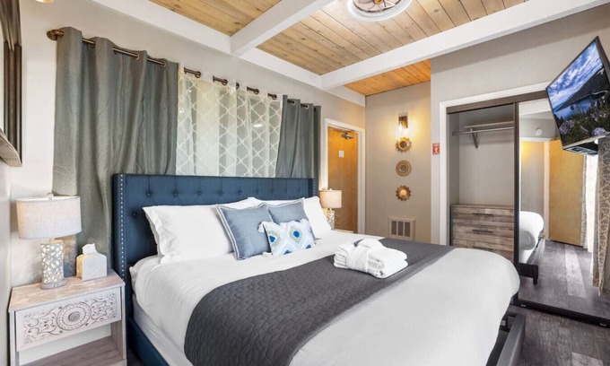 Tahoe Village Haus | Couple’s King Suite | Sauna & Balcony | Sleeps 3