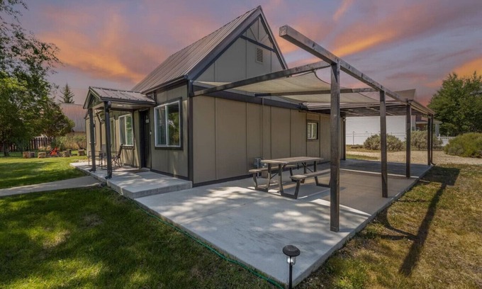 Panguitch Haus | Courtyard Hot Tub in the Heart of Downtown