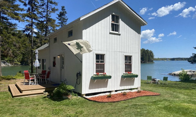 Tenants Harbor Kabine | Cove Cottage: In ruhiger Lage zwischen den Kiefern des ruhigen Seavey Cove Eingebettet