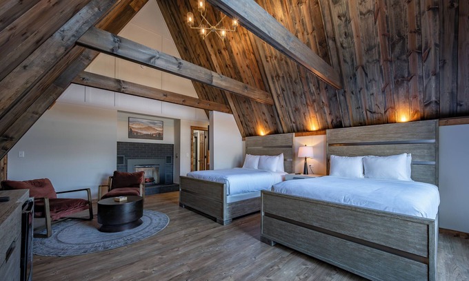 Thayerville Hotel | Cove Creek Lodge 207: Standard Double Queen Fireplace Room
