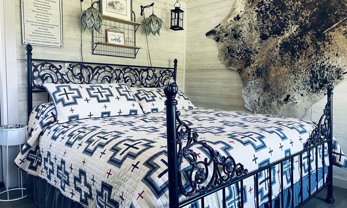 Joseph Hütte | Cow Camp: Ein ruhiges, gemütliches Cottage mit Blick auf die Berge und einem Fluss, der durch das Camp fließt