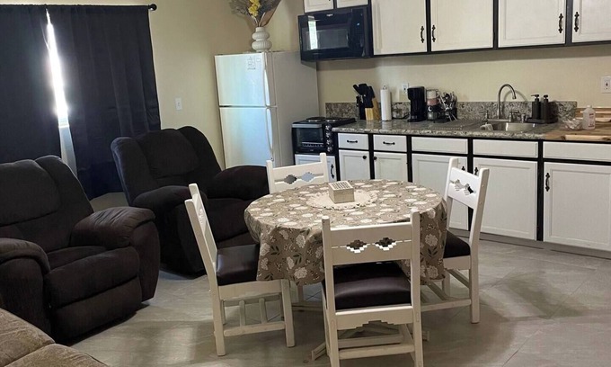 Safford Wohnung | Coxy 2 Bedroom Apartment getaway with AC