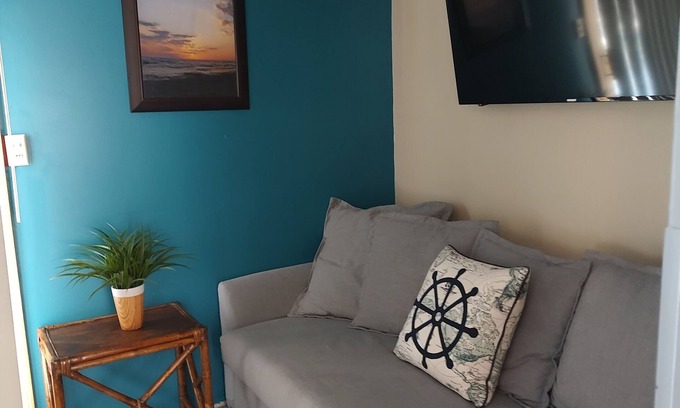 Manistee Hütte | Cozy 1 bedroom cottage walking distance to Lake Michigan & downtown!