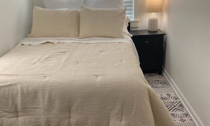 Waukegan Wohnung | Cozy 1-bedroom, WiFi, AC/Heat, in Waukegan, five minutes from Lake Michigan