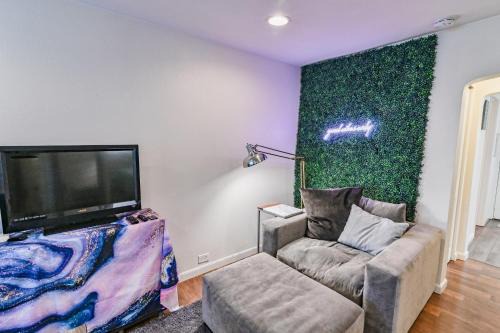 South Tacoma Wohnung | COZY 2 BDRM APT - Easy Access FREE PARKING - AC UNIT