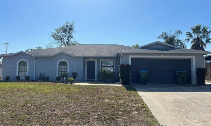 Deltona Lakes Wohnung | Cozy 2-bedroom apartment in peaceful Deltona. Close To Parks! Sleeps 7 People!