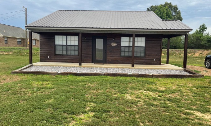 Batesville Kabine | Cozy 2-bedroom cabin with WiFi, AC in soothing Batesville, MS