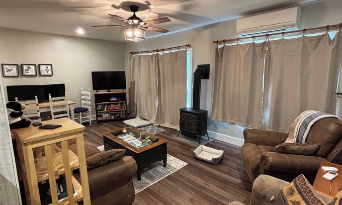 Campton Eigentumswohnung | Cozy 2-bedroom condo in Campton, NH with AC, WiFi