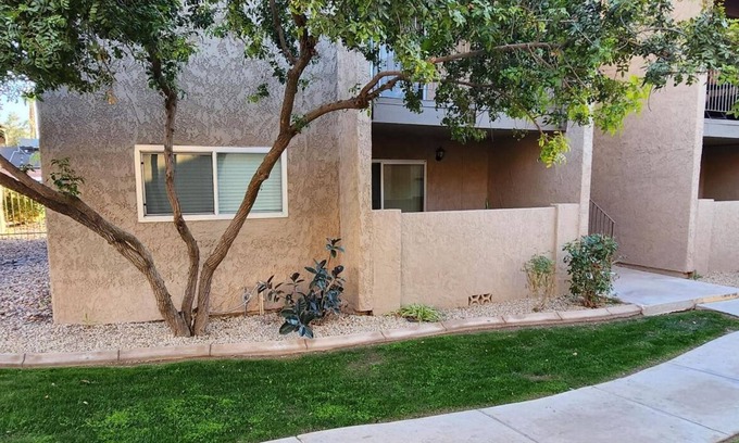 Camelback East Eigentumswohnung | Cozy 2-bedroom condo with AC, pool, hot tub and fitness room in Phoenix