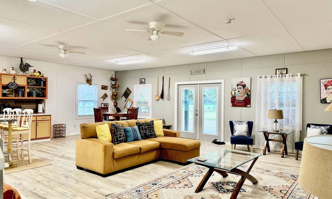 Oxford Sonstige | Cozy 2- bedroom, full bath guest house on working farm, 1 mile to racetrack.