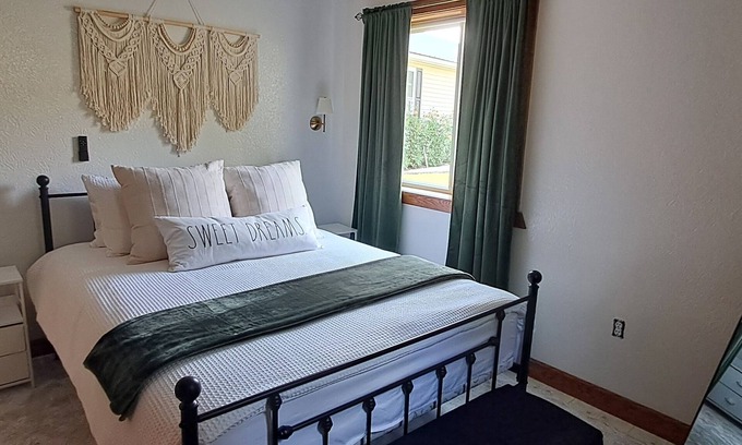 Dundee Haus | Cozy 2-bedroom home in Winesburg, holmes county ohio