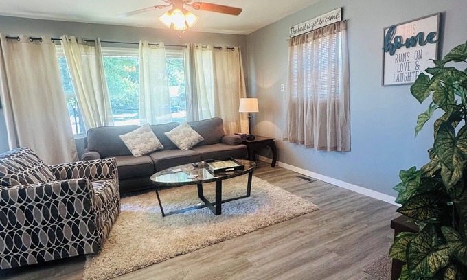 Kettering Haus | Cozy 2-bedroom house with WiFi, AC in enjoyable Dayton