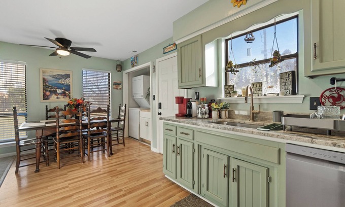 Chic's Beach Haus | Cozy 2-bedroom townhome in peaceful Virginia Beach with AC, WiFi