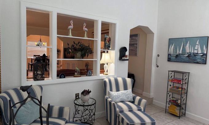 Lake Ridge Haus | Cozy 2 bedroom Florida Style Cottage Centrally Located - 8 minutes to Beach