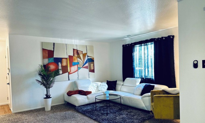 South Salt Lake Eigentumswohnung | Cozy 2-bedroom condo with AC, nestled in South Salt Lake City.