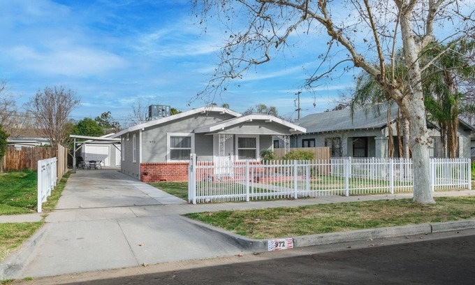 Fresno Haus | Cozy 2B/1Bth w Spacious Parking inside Fence