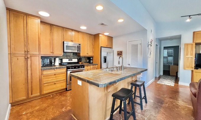 St. Edwards Wohnung | Cozy 2bd/1br Apt mins Away From Downtown
