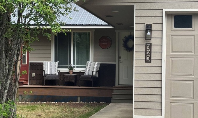 Coolin Haus | Cozy 2BR/2BA Coolin Getaway Steps Away From Priest Lake, Shops, Food, and Trails