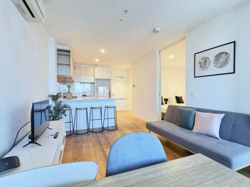 Melbourne Central Business District Wohnung | Cozy 2BR Apt Steps from Southern Cross City Views