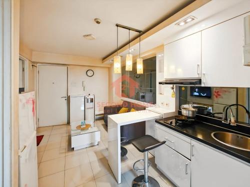 Jatinegara Wohnung | Cozy 2BR Bassura Apt pool WI-FI Netflix