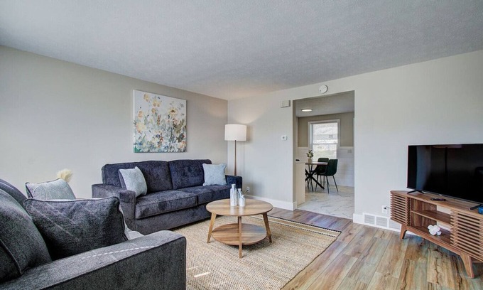 North Canton Wohnung | Updated Two Bedroom | w/ Garage