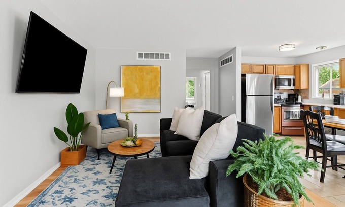 Fraser Eigentumswohnung | Cozy 2BR Condo in Great Location | King Bed