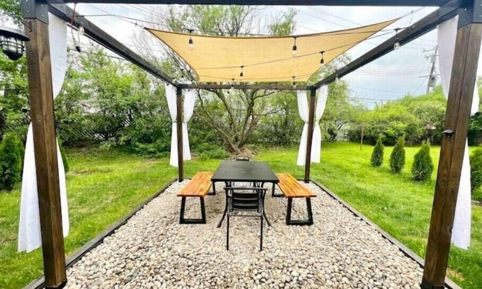 Dartmoor Haus | Cozy 2BR Mid-Century Townhouse w/Parking Near Downtown Ann Arbor & The Big House